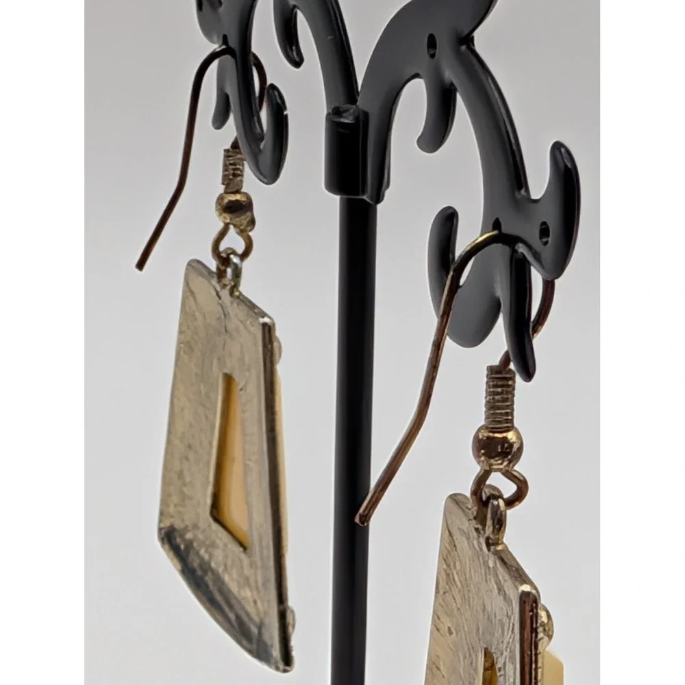 Unsigned Vintage Style Silver Tone Cream Marbled Geometric Trapezoid Earrings